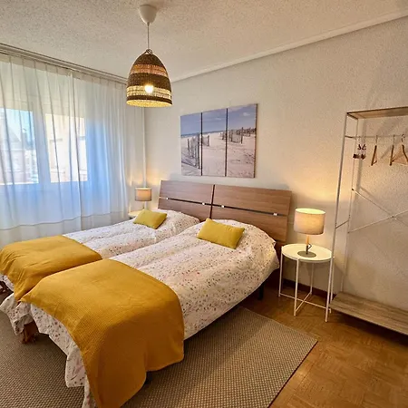 Centrico Y Tranquilo Apartamento Con Terraza, 3 Habs Y 2 Banos, Garaje Incluido *