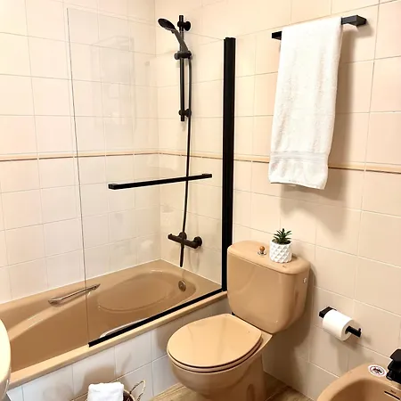 Centrico Y Tranquilo Apartamento Con Terraza, 3 Habs Y 2 Banos, Garaje Incluido Apartment *